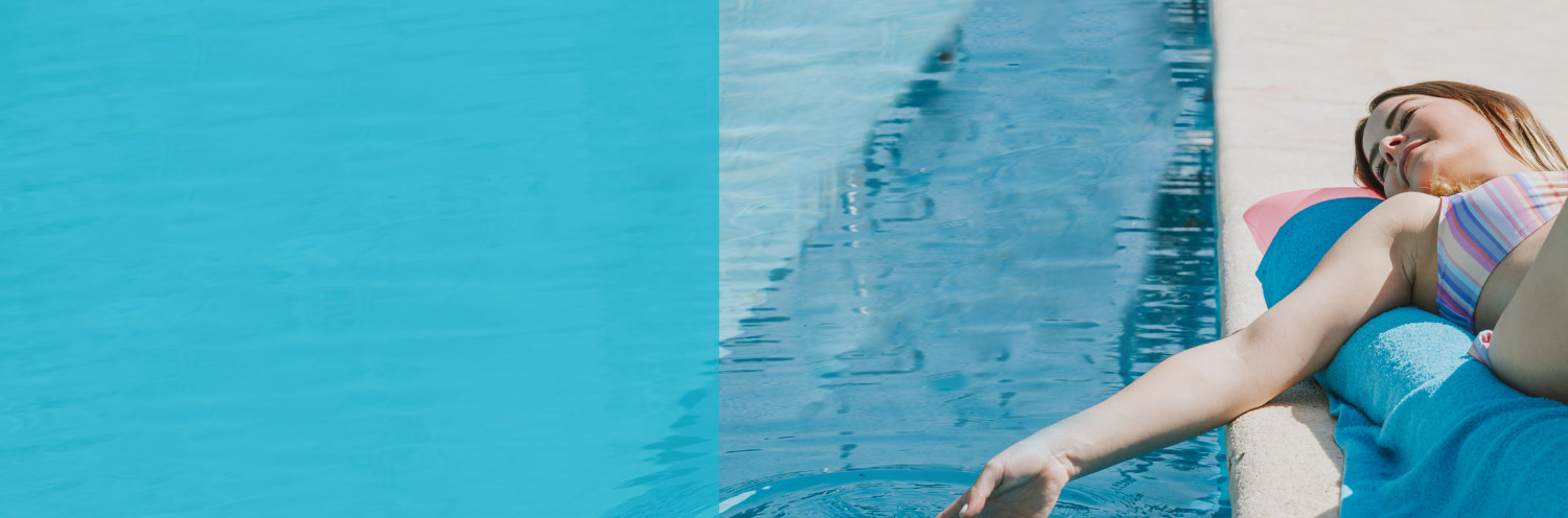 Kunde am Schwimmbad des Bella Mar Hotels