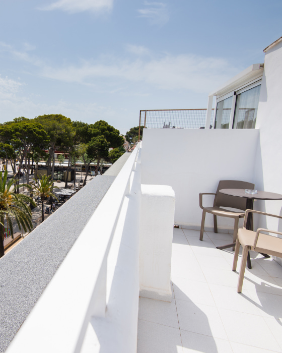 Hotel in Cala Ratjada Terrasse des Hotels Bella Mar, in der Nähe des Strandes Son Moll