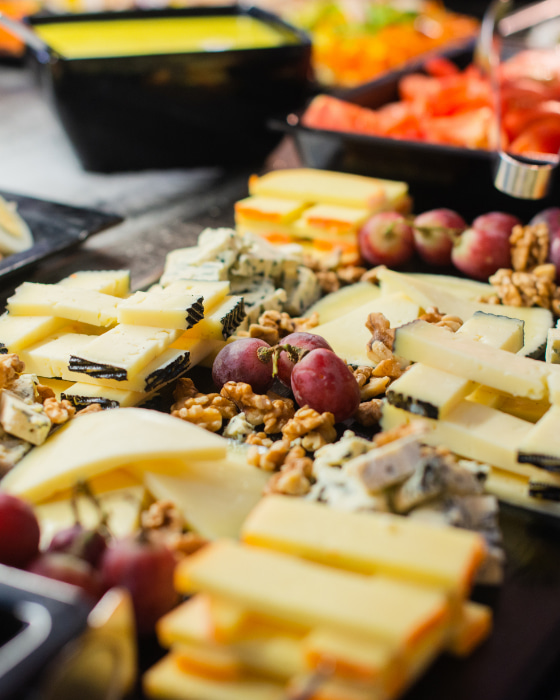 Frühstücksbuffet in Cala Ratjada Detail des Käsebereichs beim Frühstück im Hotel Bella Mar.