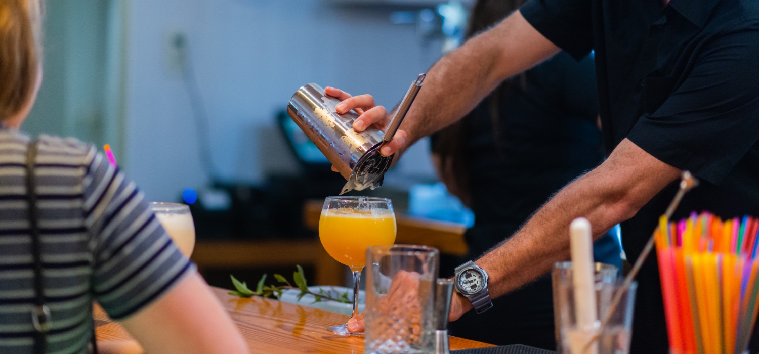 Cocktail an der Pool Bar des Hotels