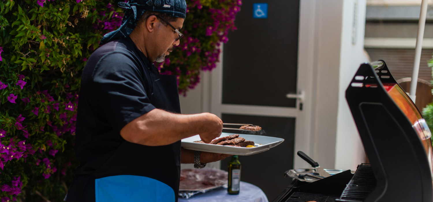 Barbecue am Schwimmbad des Hotels